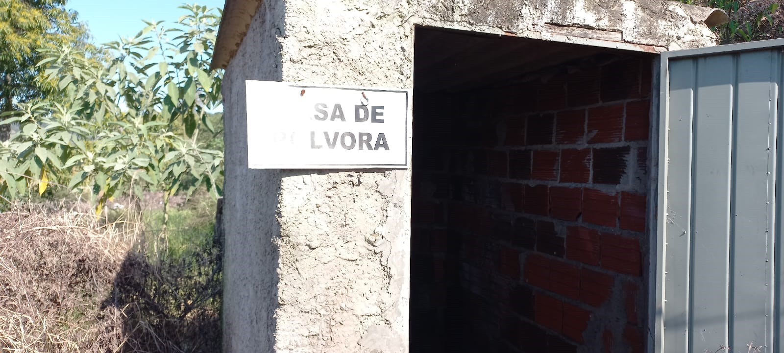 Situação irregular ao permanecer fabricando, armazenando e utilizando pólvora